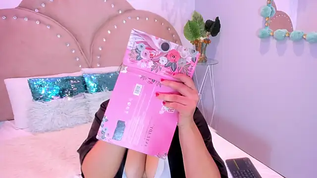 Miia Thompsonn online show from 09/30/25, 03:22