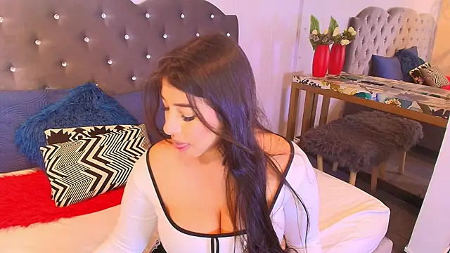 Miia Thompsonn online show from 12/19/25, 03:35