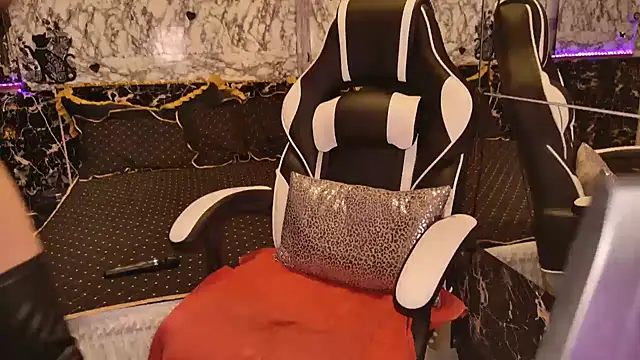 Luiza Hammer online show from 03/17/25, 11:21