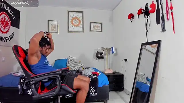 AlejoKhalifa  online show from 11/18/25, 02:17