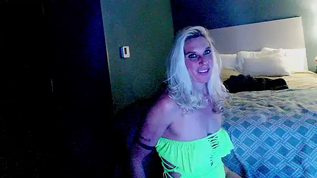 Snapshot of Glamazonx chatting on 12/24/24, 01:49 Glamazonx online show from 12/24/24, 01:49