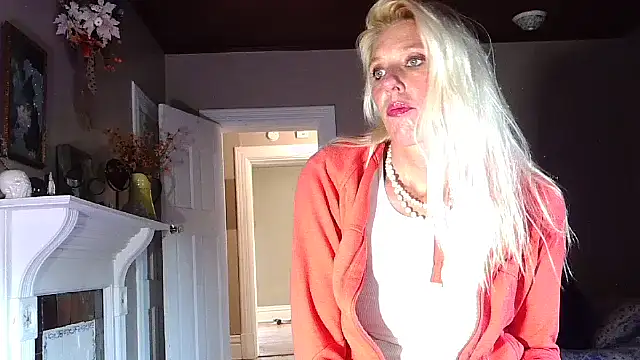 Snapshot of Glamazonx chatting on 09/18/25, 01:24 Glamazonx online show from 09/18/25, 01:24