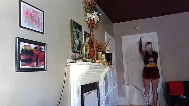 Snapshot of Glamazonx chatting on 10/25/25, 08:03 Glamazonx online show from 10/25/25, 08:03