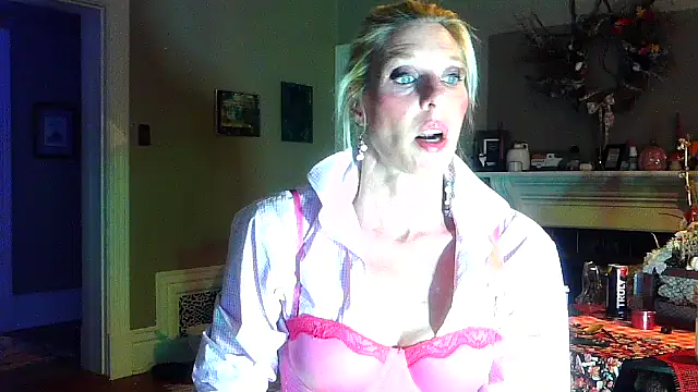 Snapshot of Glamazonx chatting on 10/28/25, 03:43 Glamazonx online show from 10/28/25, 03:43