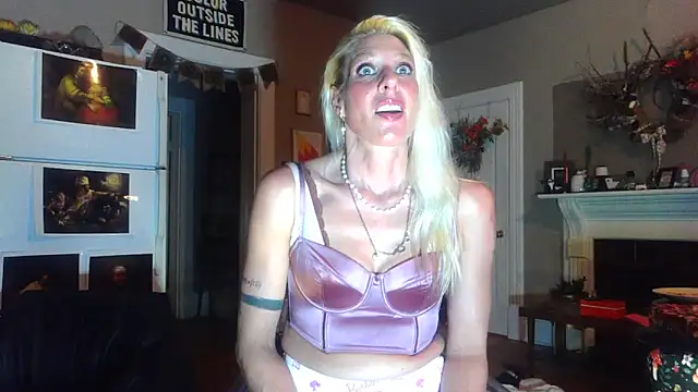 Snapshot of Glamazonx chatting on 11/05/25, 03:39 Glamazonx online show from 11/05/25, 03:39