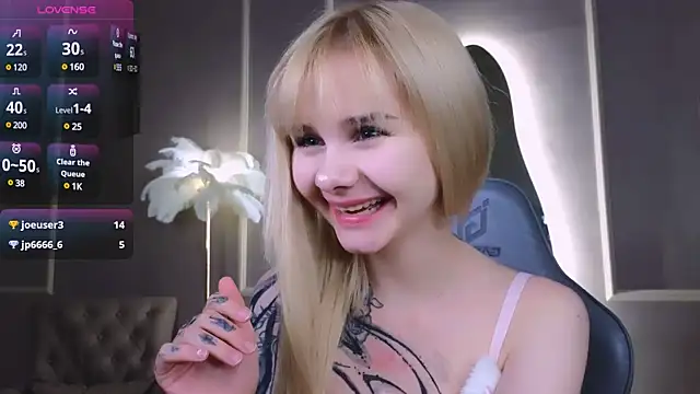 Snapshot of Britney_Lynch chatting on 03/08/25, 08:35 Britney Lynch online show from 03/08/25, 08:35