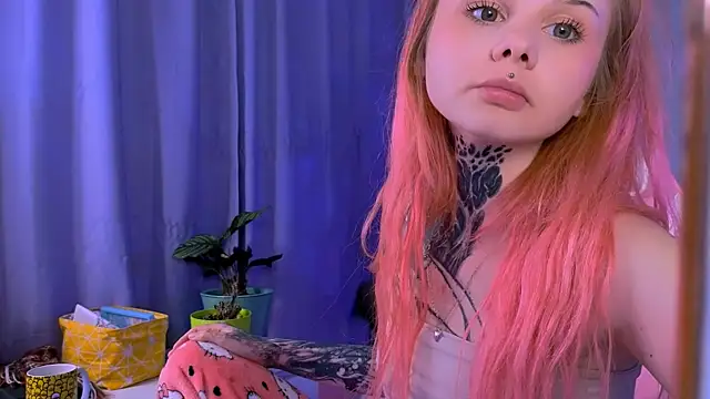 Snapshot of Britney_Lynch chatting on 09/28/25, 09:20 Britney Lynch online show from 09/28/25, 09:20