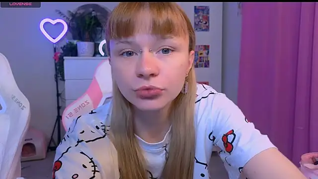 Snapshot of Britney_Lynch chatting on 10/14/25, 10:54 Britney Lynch online show from 10/14/25, 10:54