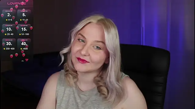 Snapshot of sensual_girrrl chatting on 10/13/25, 07:36 sensual girrrl online show from 10/13/25, 07:36