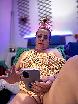 Snapshot of PaulinaSanders_X chatting on 11/15/25, 08:38 PaulinaSanders X online show from 11/15/25, 08:38