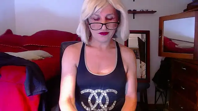 Snapshot of LorenJade chatting on 08/02/26, 08:02 LorenJade online show from 08/02/26, 08:02