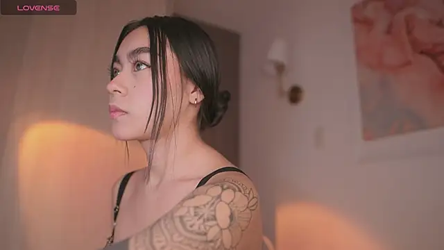 Snapshot of GigiLee_ chatting on 10/14/25, 10:32 GigiLee online show from 10/14/25, 10:32