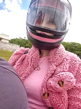 Snapshot of Irresistible24 chatting on 12/17/25, 05:52 Irresistible24 online show from 12/17/25, 05:52