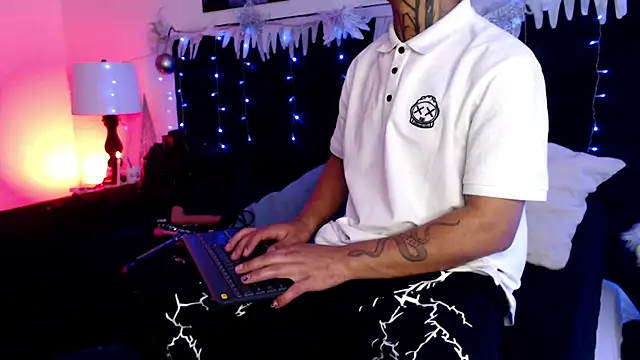 JuanCamiilo 66 online show from 11/28/25, 02:47