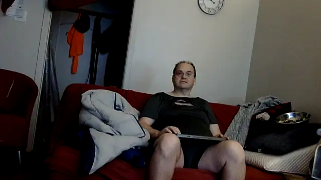 caressonnous online show from 11/18/25, 04:50