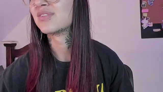 Snapshot of noemi_foxxx chatting on 09/22/25, 03:25 noemi foxxx online show from 09/22/25, 03:25