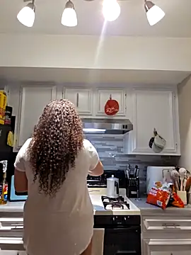 Snapshot of honeeyyy_pot chatting on 02/14/26, 09:17 honeeyyy pot online show from 02/14/26, 09:17