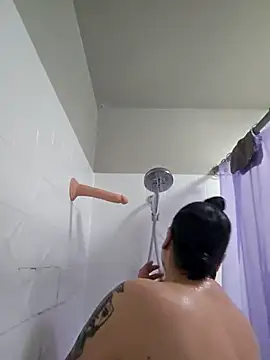 Snapshot of honeeyyy_pot chatting on 02/20/26, 05:48 honeeyyy pot online show from 02/20/26, 05:48