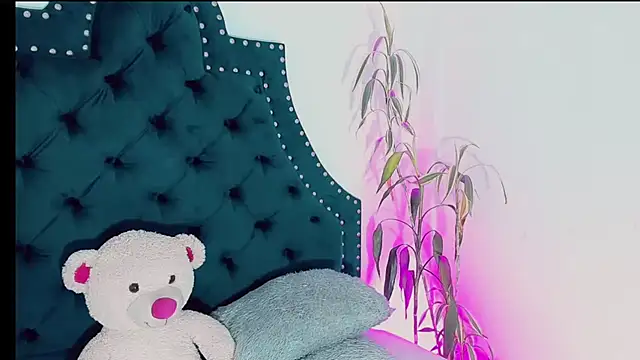 Emmaa Saenz  online show from 03/05/25, 11:38