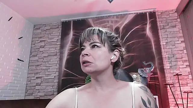 Snapshot of charlotedoll chatting on 12/10/24, 04:02 charlotedoll online show from 12/10/24, 04:02