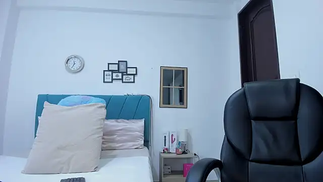 kamila lopez online show from 11/24/25, 10:42