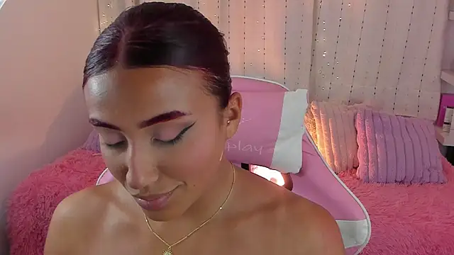 Snapshot of veronicaxx69 chatting on 09/19/25, 12:45 veronicaxx69 online show from 09/19/25, 12:45