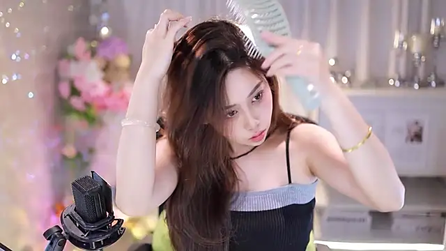 Snapshot of SleepArtist chatting on 10/18/25, 01:01 SleepArtist online show from 10/18/25, 01:01