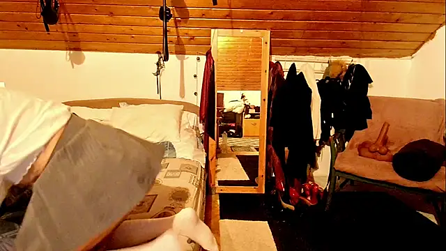 Snapshot of Hot_Colettte chatting on 10/22/25, 09:47 Hot Colettte online show from 10/22/25, 09:47