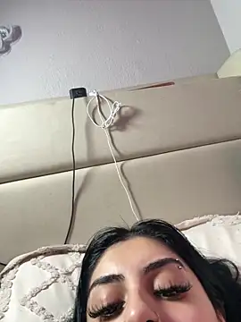 Snapshot of ThickerThanYoBitch chatting on 09/18/25, 06:32 ThickerThanYoBitch online show from 09/18/25, 06:32