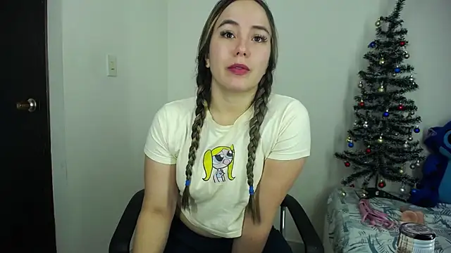 Snapshot of LauraSofia_Cam chatting on 12/17/25, 09:04 LauraSofia Cam online show from 12/17/25, 09:04