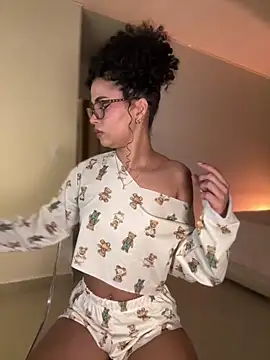 Lianh Benett online show from 02/14/25, 04:15