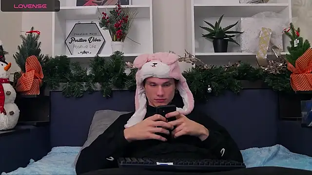 Snapshot of CalvinCay chatting on 12/11/24, 08:18 CalvinCay online show from 12/11/24, 08:18