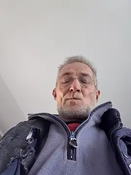 Snapshot of 60philippe chatting on 12/16/25, 09:47 60philippe online show from 12/16/25, 09:47