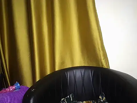 Snapshot of Mon_cherrie_ chatting on 04/13/26, 04:12 Mon cherrie online show from 04/13/26, 04:12