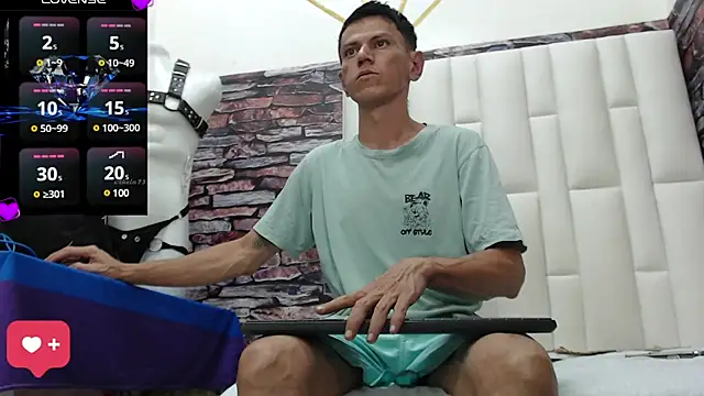 Snapshot of andy_dwels777 chatting on 12/12/24, 09:15 andy dwels777 online show from 12/12/24, 09:15