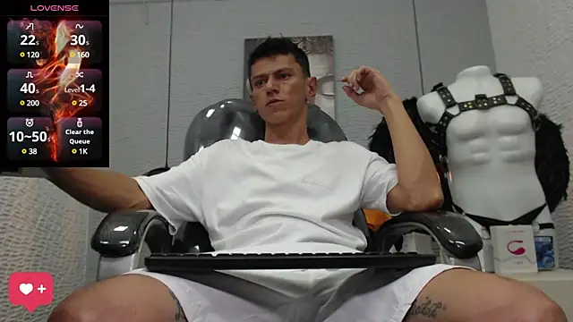 Snapshot of andy_dwels777 chatting on 02/02/25, 10:17 andy dwels777 online show from 02/02/25, 10:17