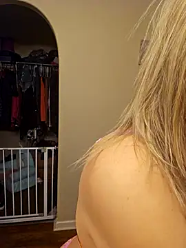 Snapshot of ellieconradxo chatting on 02/21/25, 04:51 ellieconradxo online show from 02/21/25, 04:51