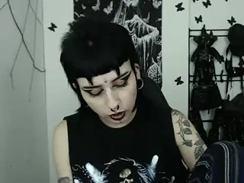 Snapshot of n0sferatus__ chatting on 10/25/25, 01:02 n0sferatus online show from 10/25/25, 01:02