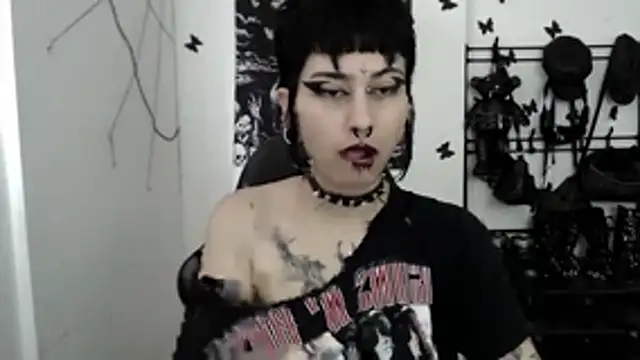 Snapshot of n0sferatus__ chatting on 11/14/25, 06:06 n0sferatus online show from 11/14/25, 06:06