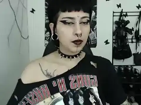 Snapshot of n0sferatus__ chatting on 11/21/25, 04:11 n0sferatus online show from 11/21/25, 04:11