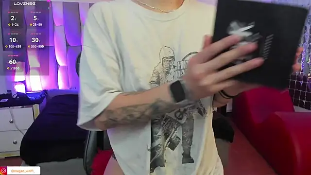 Megan wolf1  online show from 02/26/25, 04:36