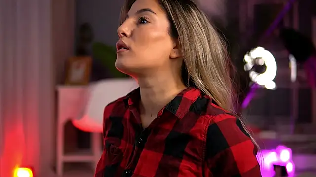 Snapshot of KellyMathews chatting on 09/26/25, 02:04 KellyMathews online show from 09/26/25, 02:04