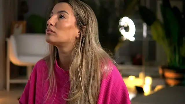 Snapshot of KellyMathews chatting on 10/03/25, 02:08 KellyMathews online show from 10/03/25, 02:08