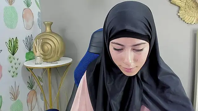 chaymae nah  online show from 12/19/24, 03:52