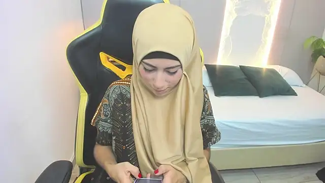 chaymae nah  online show from 12/24/24, 05:44