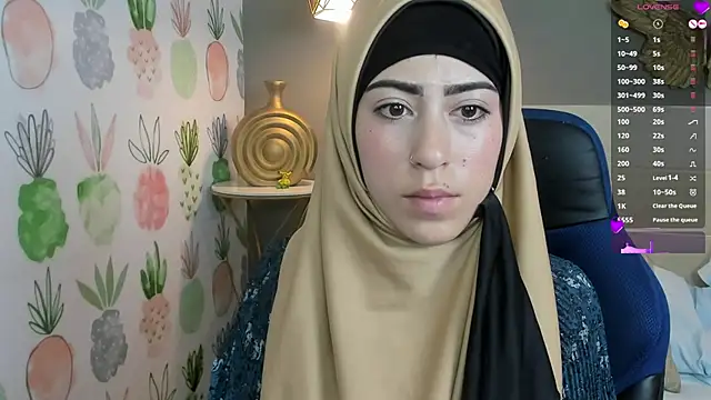 chaymae nah  online show from 01/04/25, 08:49