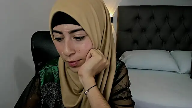 chaymae nah  online show from 01/17/25, 02:50