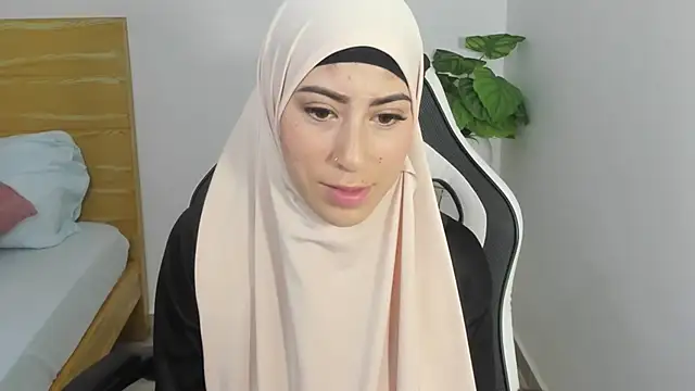 chaymae nah  online show from 02/11/25, 03:18