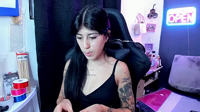 chaymae nah  online show from 04/22/26, 01:52