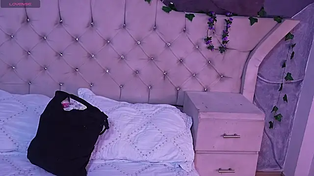 Snapshot of AmberGreyy_ chatting on 04/24/26, 05:48 AmberGreyy online show from 04/24/26, 05:48